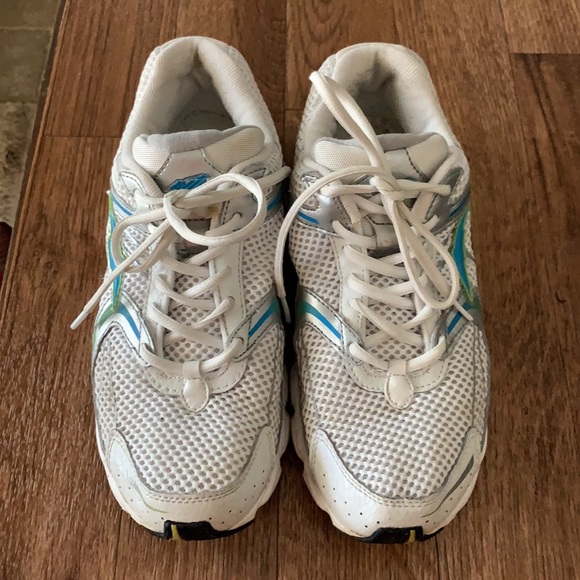 Avia size 10 athletic shoes. Wide fit. - Picture 2 of 16